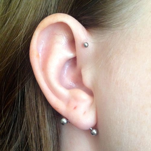 Horizontal lobe piercing